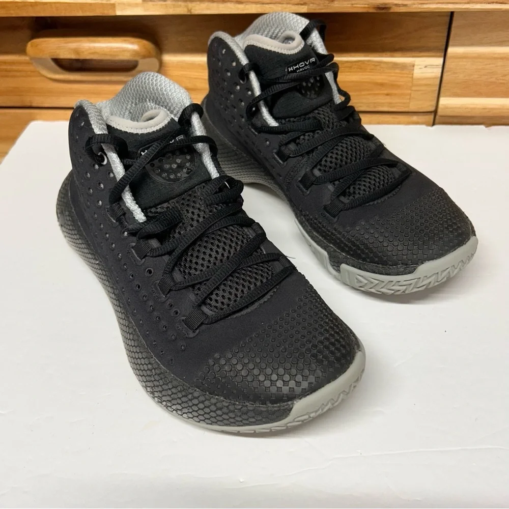 Under‎ Armour HOVR Havon 2 Black and Gray 5.5 Youth
